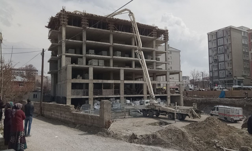 Beton dökme vincinin aparatı devrildi: 1 ölü