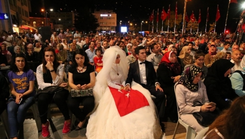 Balayına gitmediler demokrasi nöbetine geldiler!