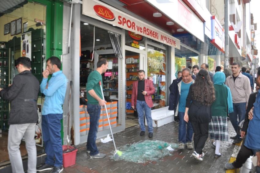 Saldırıyı protesto bahanesiyle iş yerlerine saldırdılar