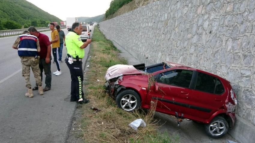 Otomobil istinat duvarına çarptı: 3 yaralı
