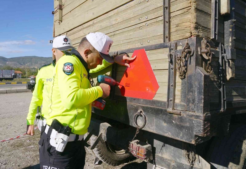 Traktörlerin karıştığı kazaları önlemek için çiftçilere reflektör dağıtıldı