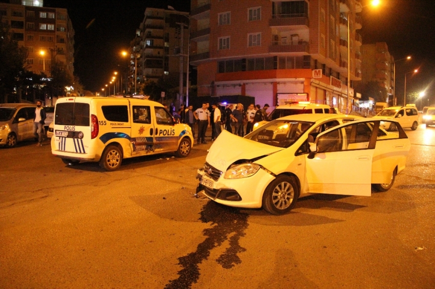 Polis aracı ile otomobil çarpıştı: 5 yaralı