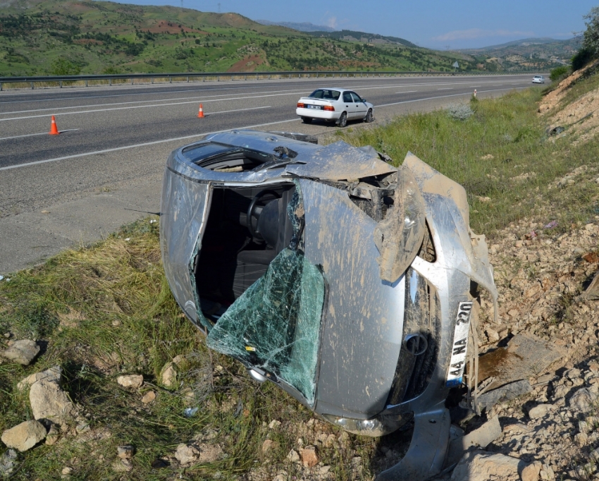 Lastiği patlayan otomobil takla attı: 5 yaralı