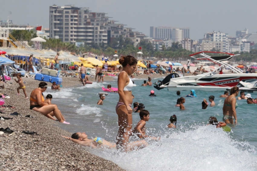 Antalya’da nem yüzde 90’a ulaştı, vatandaşlar denize akın etti