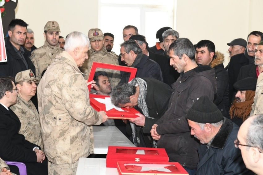 Orgeneral Çetin’den şehit ailelerine Türk bayrağı