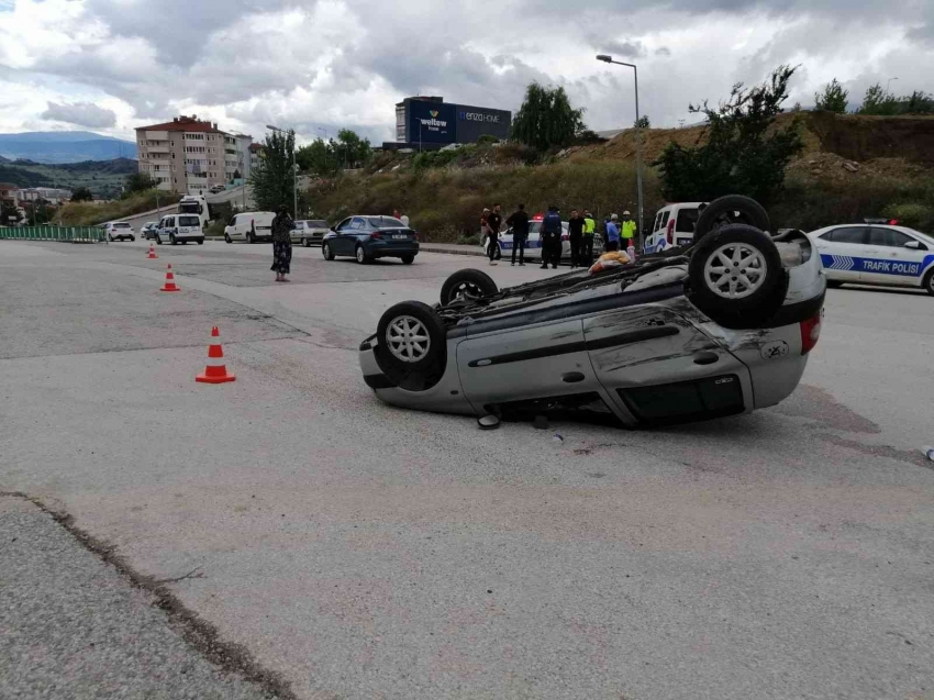 Hafif ticari araçla çarpışan otomobil ters döndü: 2 yaralı