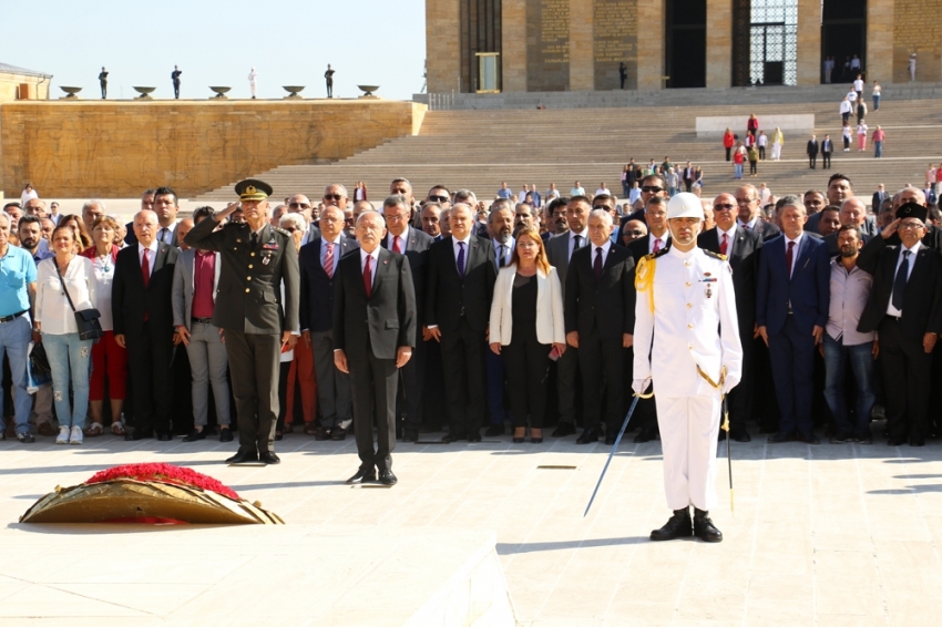 Kılıçdaroğlu başkanlığındaki CHP heyeti Anıtkabir’i ziyaret etti