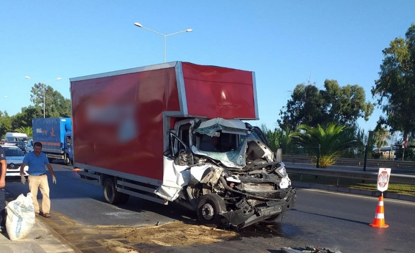 Alanya’da midibüs ile kamyonet çarpıştı: 15 yaralı