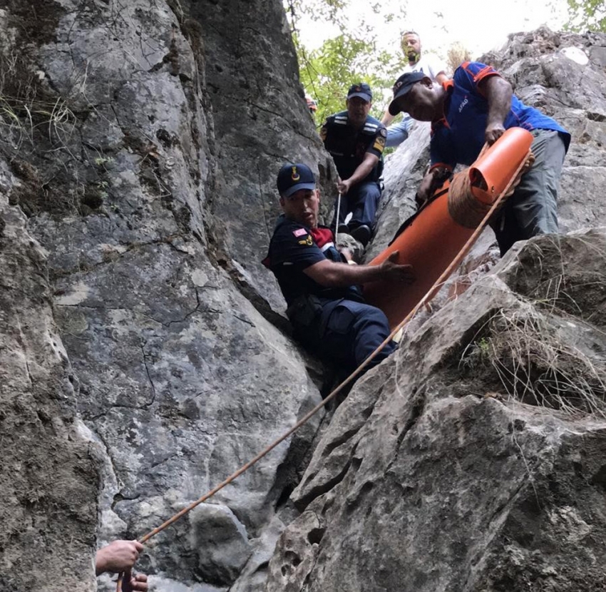 Şelaleden düşen turist ölümden döndü