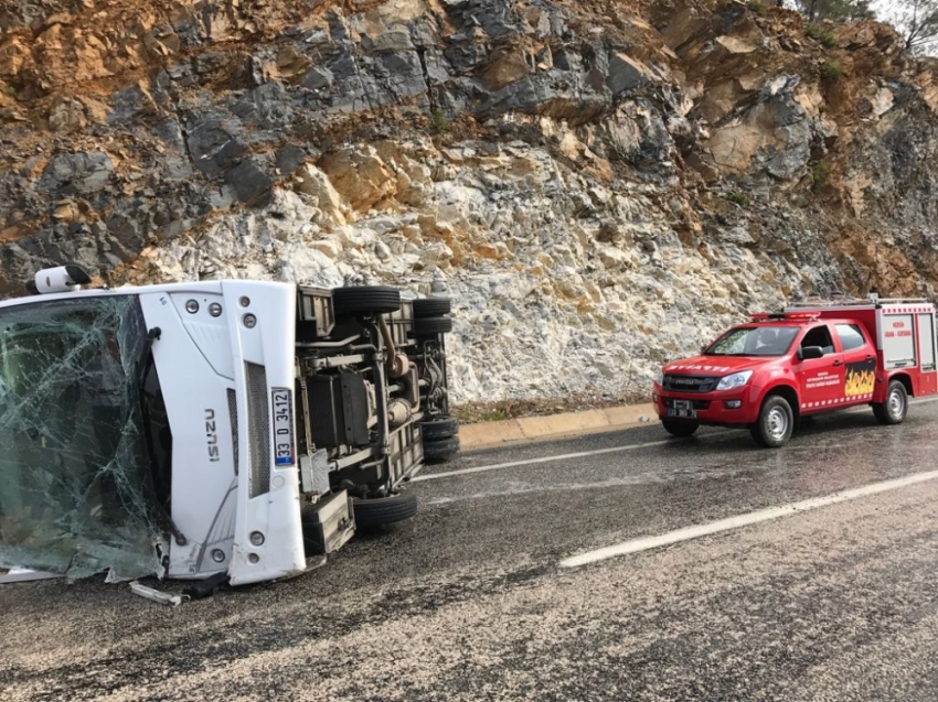 Çevik Kuvvet otobüsü devrildi: 9 polis yaralı