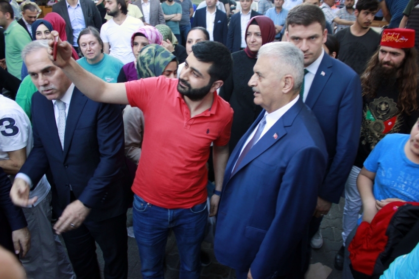 Binali Yıldırım, Fatih’te çarşamba pazarını gezdi