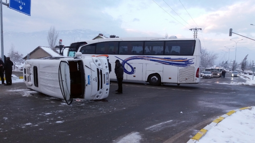 Öğrencisi servisi ile yolcu otobüsü çarpıştı: 18 yaralı