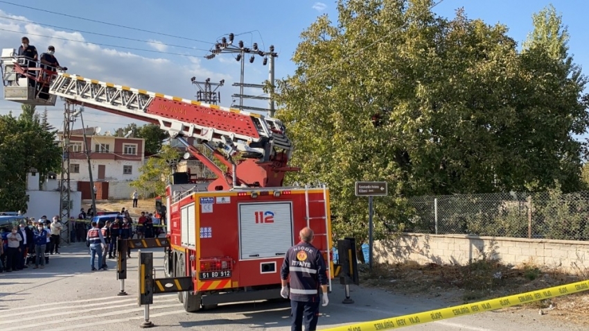 Ceviz çırparken elektrik çarparak öldü