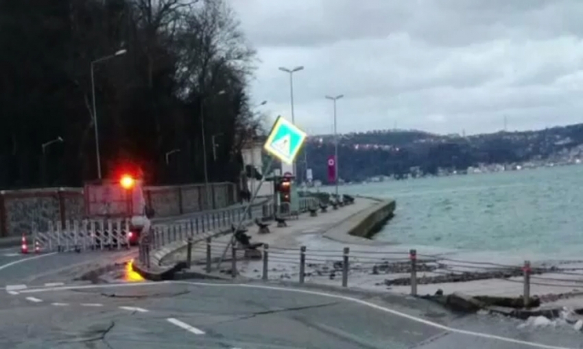 İstanbul’da sahil yolunda çökme