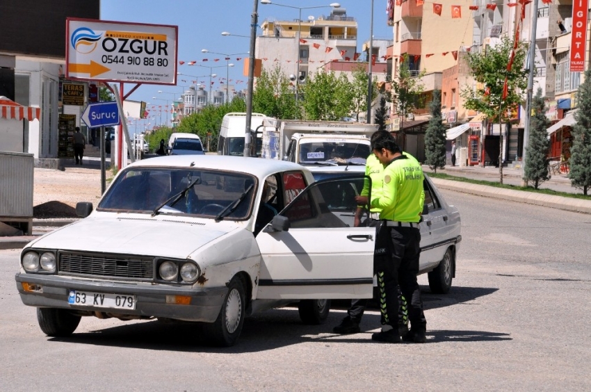 Akçakale’de yol kontrolleri devam ediyor