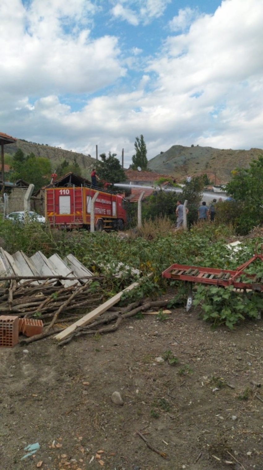 Ocakta unutulan yemek yangın çıkardı