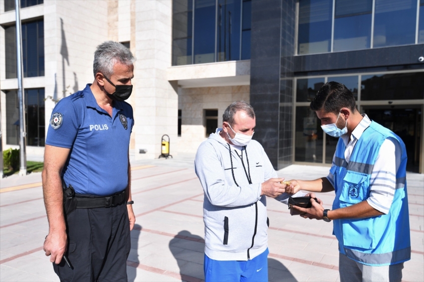 Altın dolu cüzdan buldu, sahibine kendi imkanlarıyla ulaştırdı