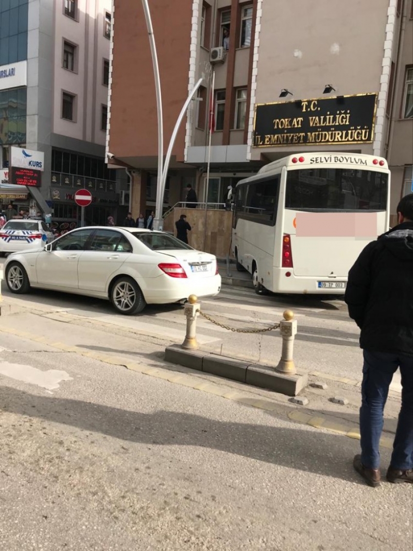 Tokat Emniyet Müdürlüğü önünde korkutan kaza