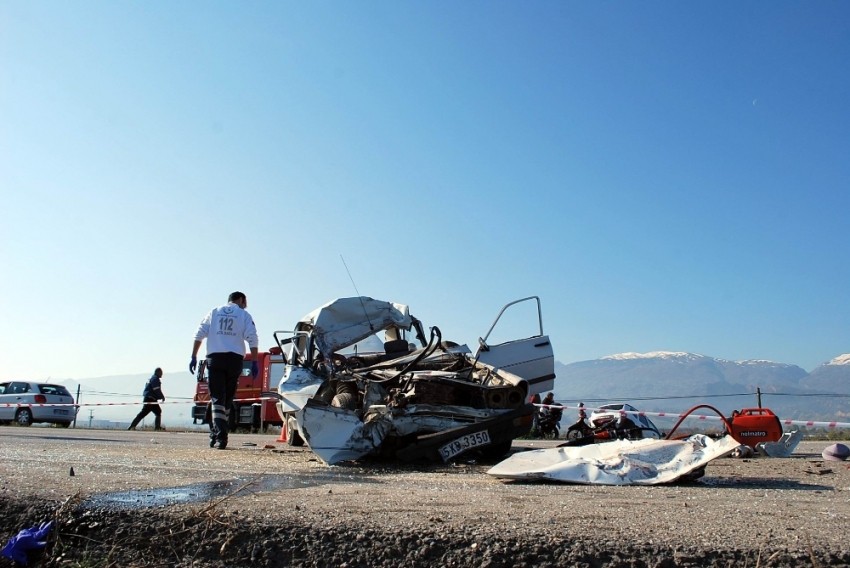 Korkunç kaza: 3 ölü, 2 yaralı