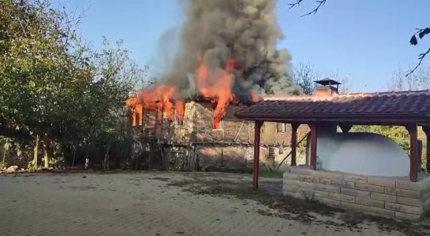 Alevlere teslim olan ev kullanılamaz hale geldi