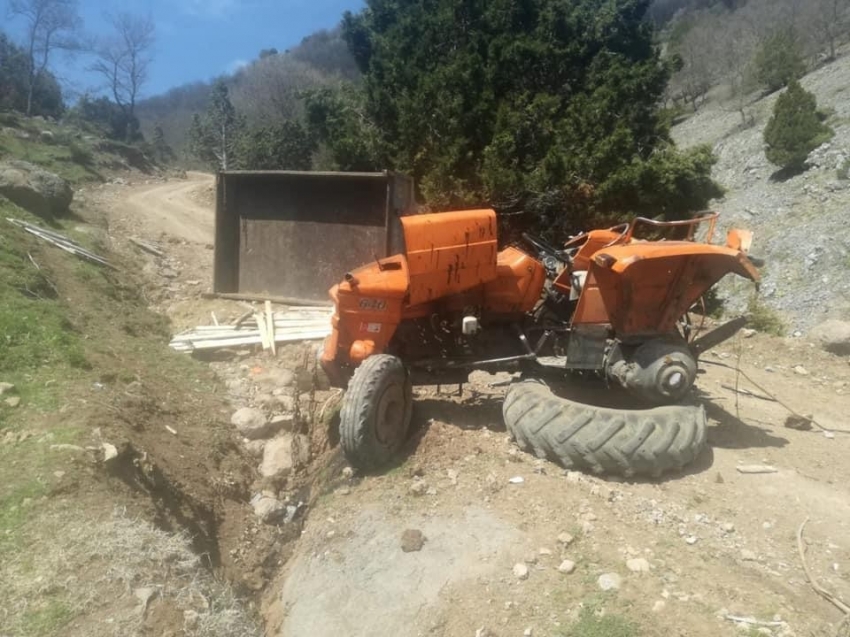 Freni patlayan traktör kayaya çarptı: 1 yaralı