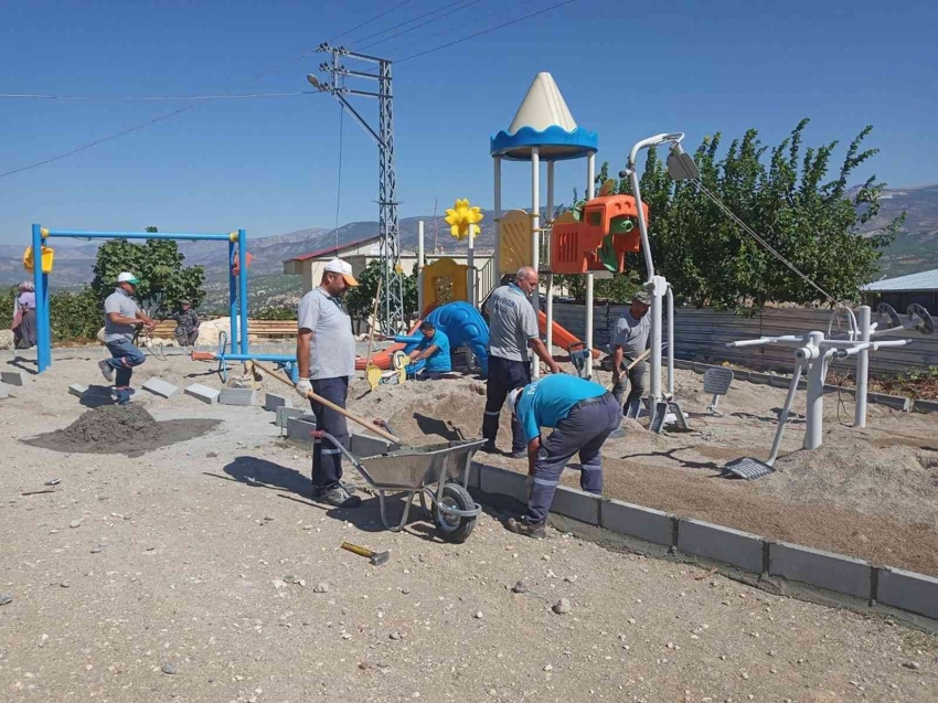 Parklarda temizlik ve onarım çalışması yapılıyor