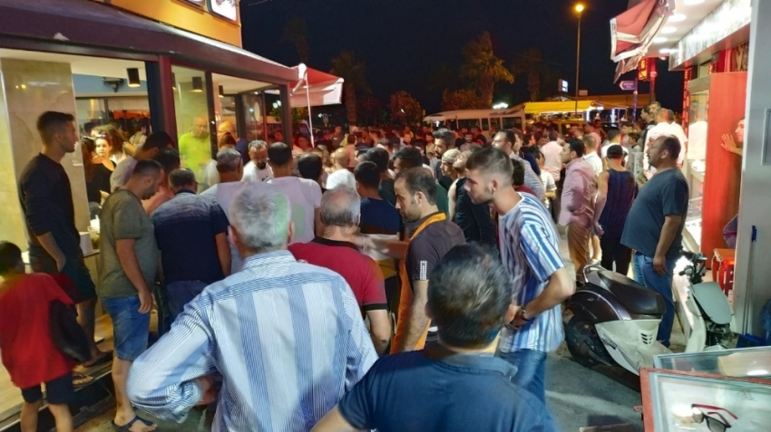 Yüzlerce turistin gözü önünde silahlar konuştu: 1 yaralı