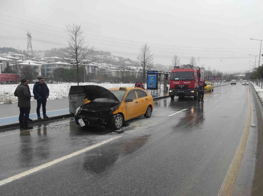 Ekmek teknesini kovayla söndürmeye çalıştı