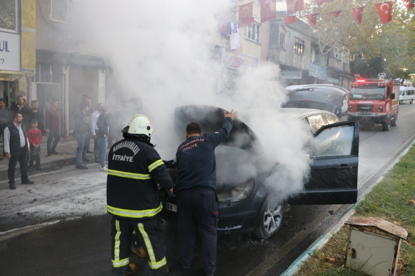 Seyir halinde otomobil alev alev yandı