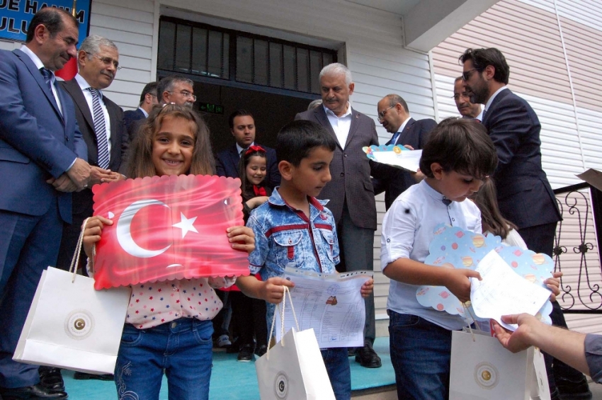 Başbakan Yıldırım Bitlis’te karne dağıttı