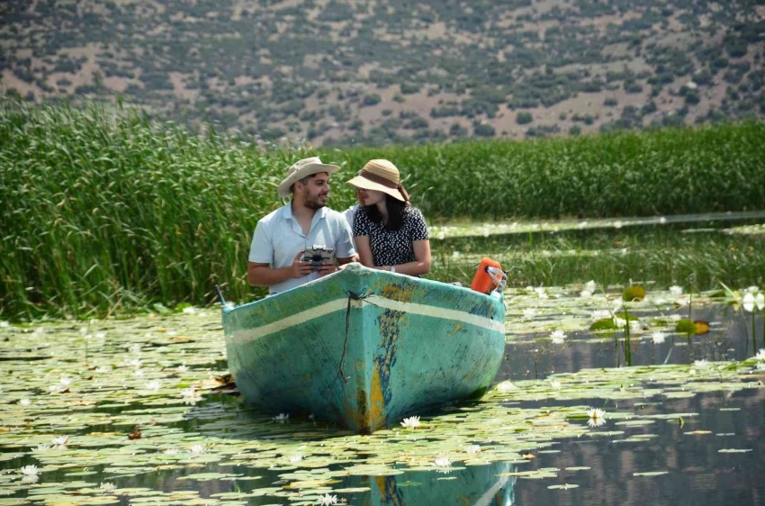 Güzelliğiyle kendine hayran bırakan Işıklı Gölü ziyaretçi akınına uğruyor