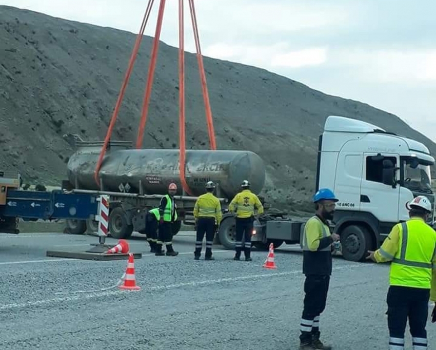 Sülfürik asit yüklü tanker devrildi; kimyasal madde yola aktı