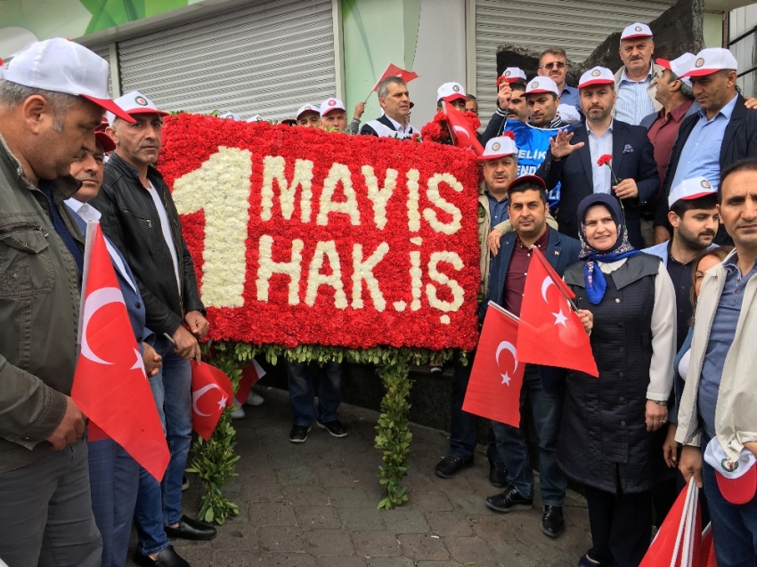 HAK-İŞ Cumhuriyet Anıtına çelenk bıraktı