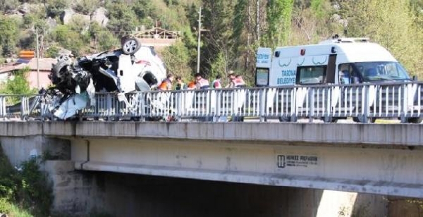 Otomobil köprü korkuluklarında asılı kaldı:1 ölü, 1 yaralı