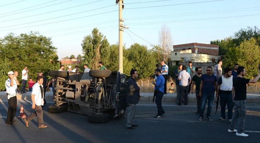 Zırhlı araç devrildi: 6 polis yaralı