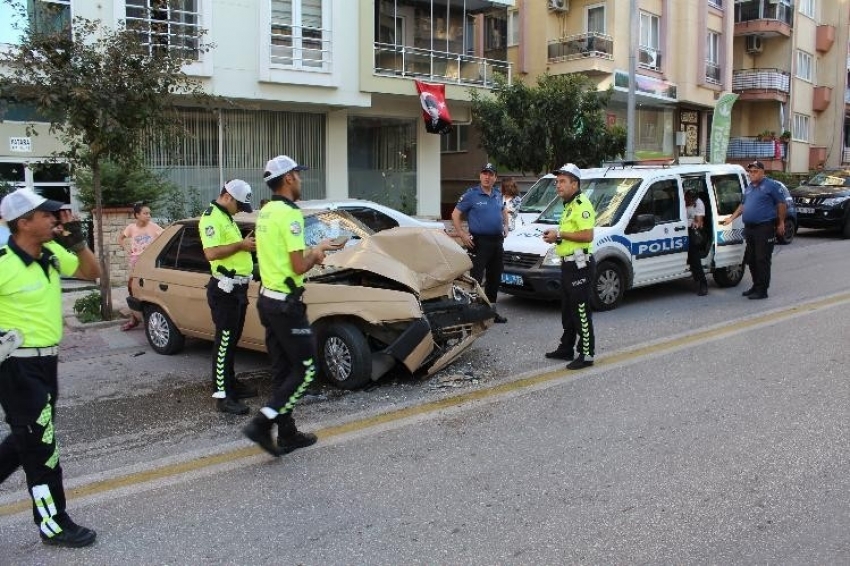 Otomobilin otobüsle çarpıştığı kaza anı kamerada