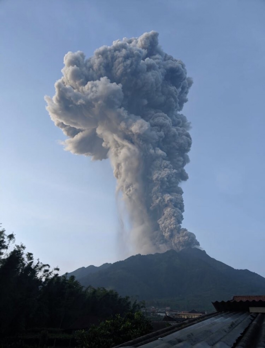 Endonezya’da Merapi Yanardağı’nda patlama