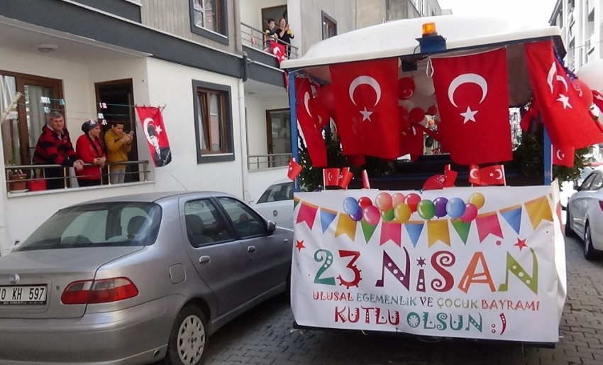 23 Nisan coşkusu, balkonlarda yaşandı