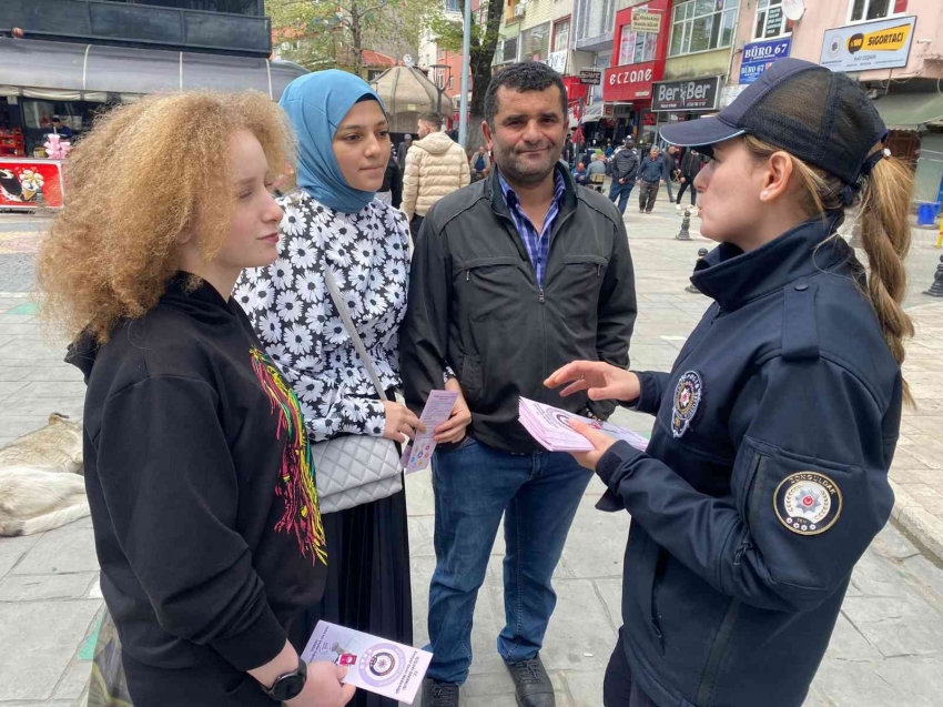 Kadın polisler kadına şiddete dikkat çekmek için broşür dağıttı