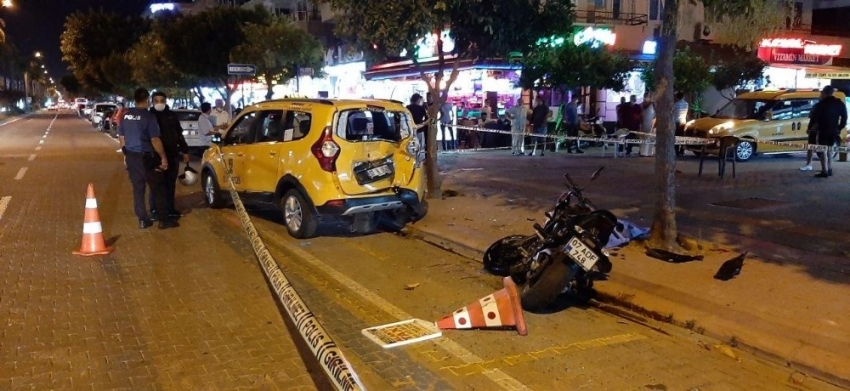 Park halindeki araca çarpan motosiklet sürücüsü hayatını kaybetti