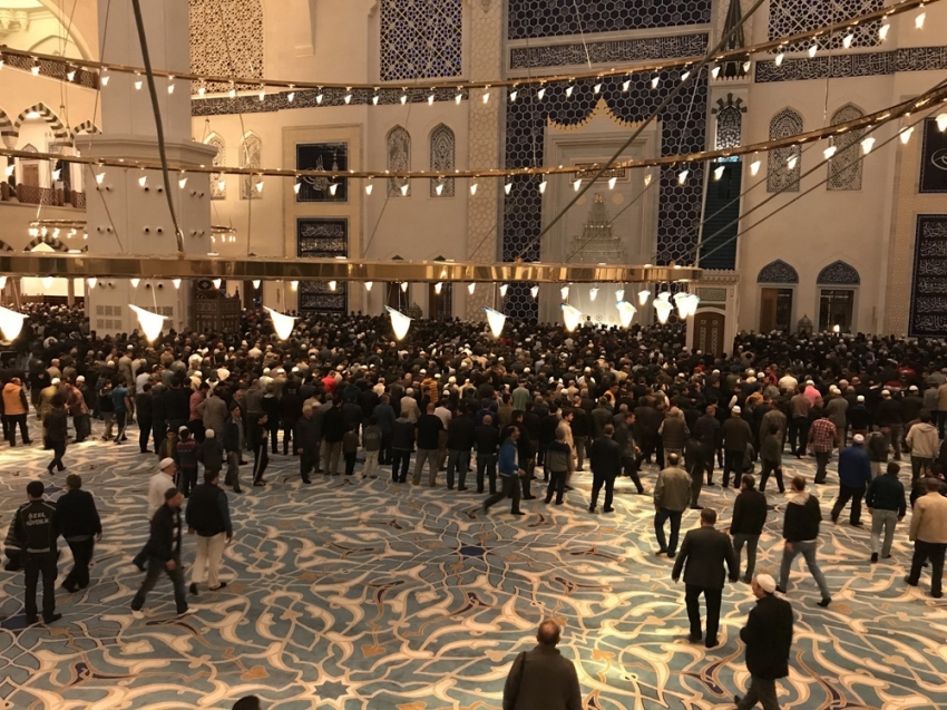 Vatandaşlar Mehmetçik için Çamlıca Camii’ne koştu