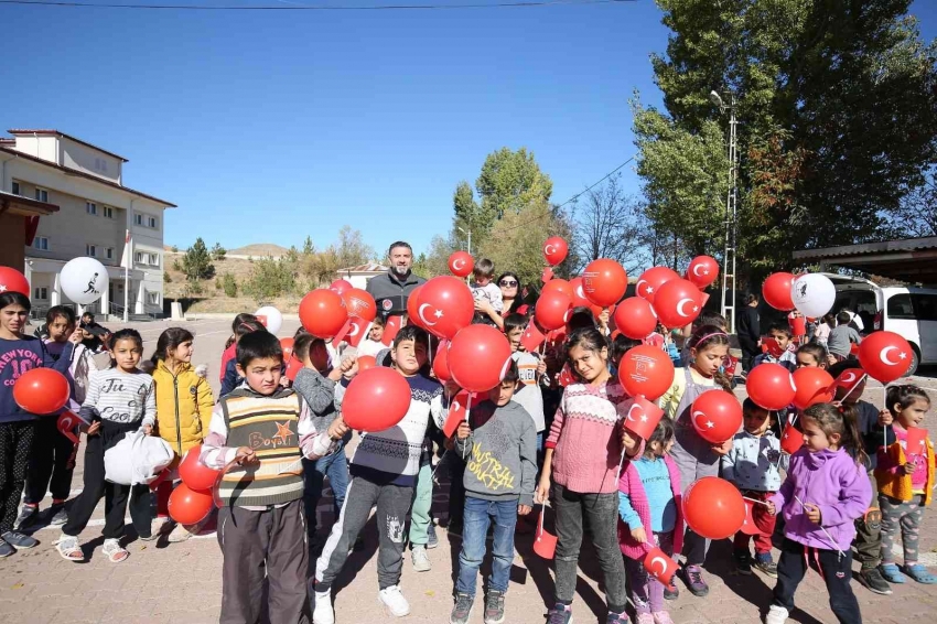 Şehit aileleri, çocukları sevindirdi