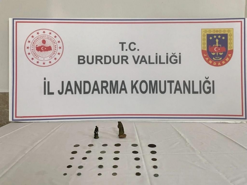 Burdur’da Roma dönemine ait sikke ve insan figürlü heykel ele geçirildi