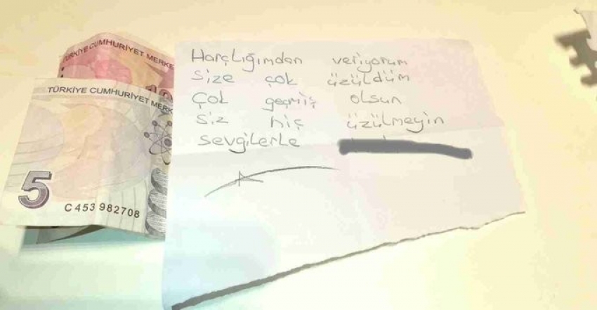 Yardım paketinin içine notla harçlığını bıraktı