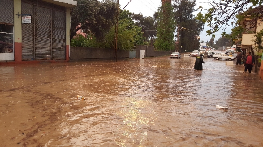 Şiddetli yağmur göle çevirdi