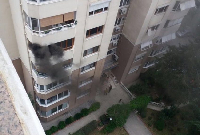 Kadıköy’de bina yangını: 2 kişi dumandan etkilendi