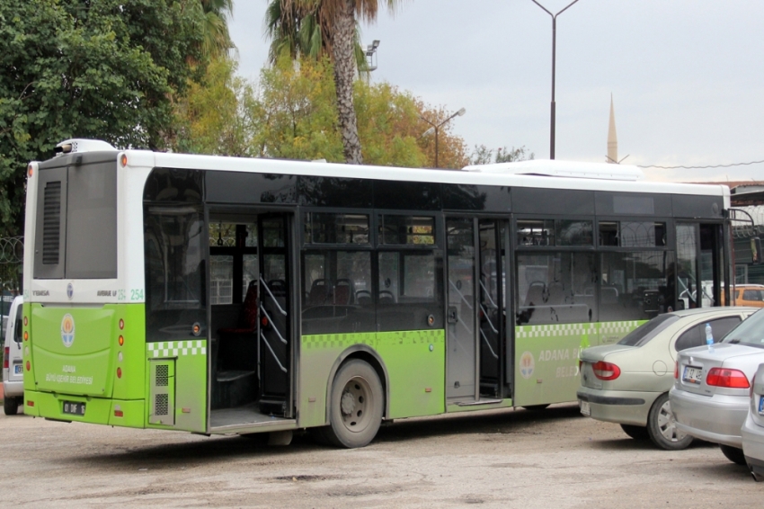 Erkek yolcu kadın sürücüyü darp etti