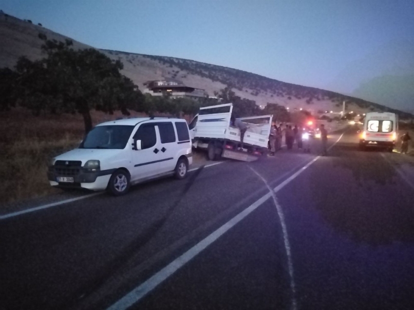 Lastiği patlayan kamyonet yoldan çıkarak duvara çarptı