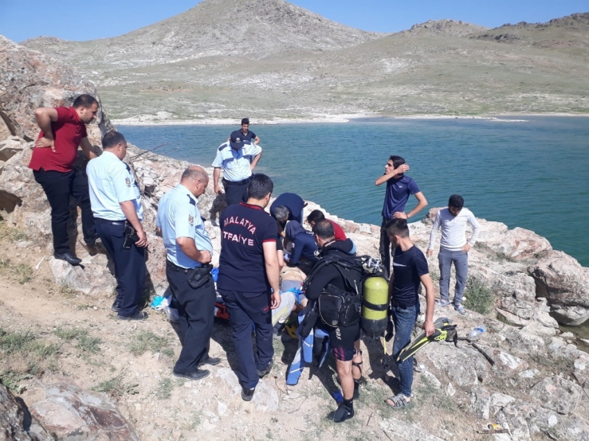 Serinlemek için girdiği gölette boğuldu