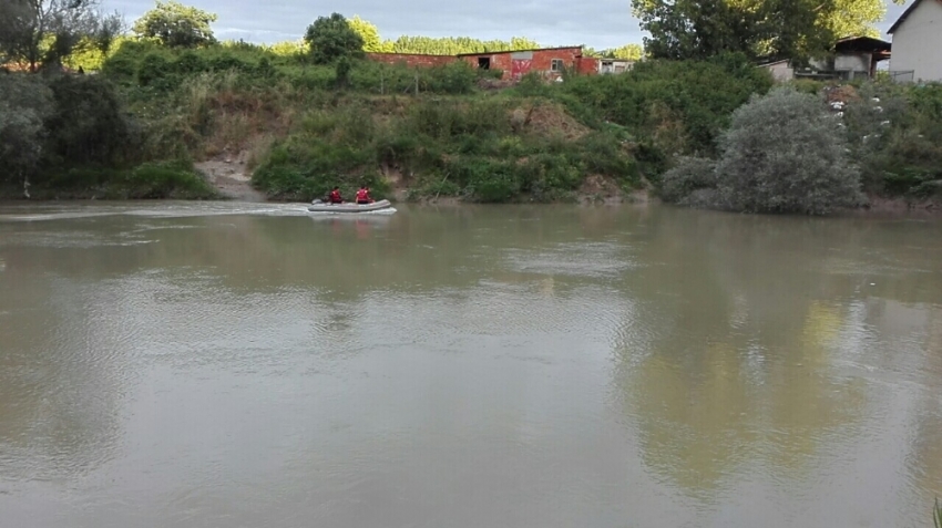 Balık tutarken nehre düştü